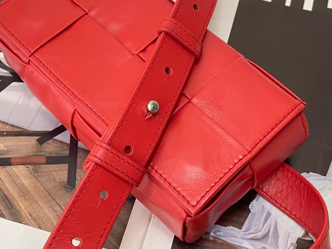 #𝐓𝐇𝐄 𝐁𝐄𝐋𝐓 𝐂𝐀𝐒𝐒𝐄𝐓𝐓𝐄 Checkered waist bag cassette has an updated version🆕The waxed cowhide material is very light and shiny, has a cool feeling, and has the same high-end touch as always. ⚠️The second-generation upgraded version has a long strap of 136cm, tall people can also wear it cross-body at will It is also suitable for boys. It is suitable for couples. It can be used as a handbag, waist bag, crossbody or shoulder bag. It’s small and exquisite, but packs a punch: 💄lipstick 🕶️sunglasses, etc.⋯pack it all! It continues the square shape of the cassette bag and does not deform after loading. It has a very concave shape! Model: 6815# S18.5x5x9.5